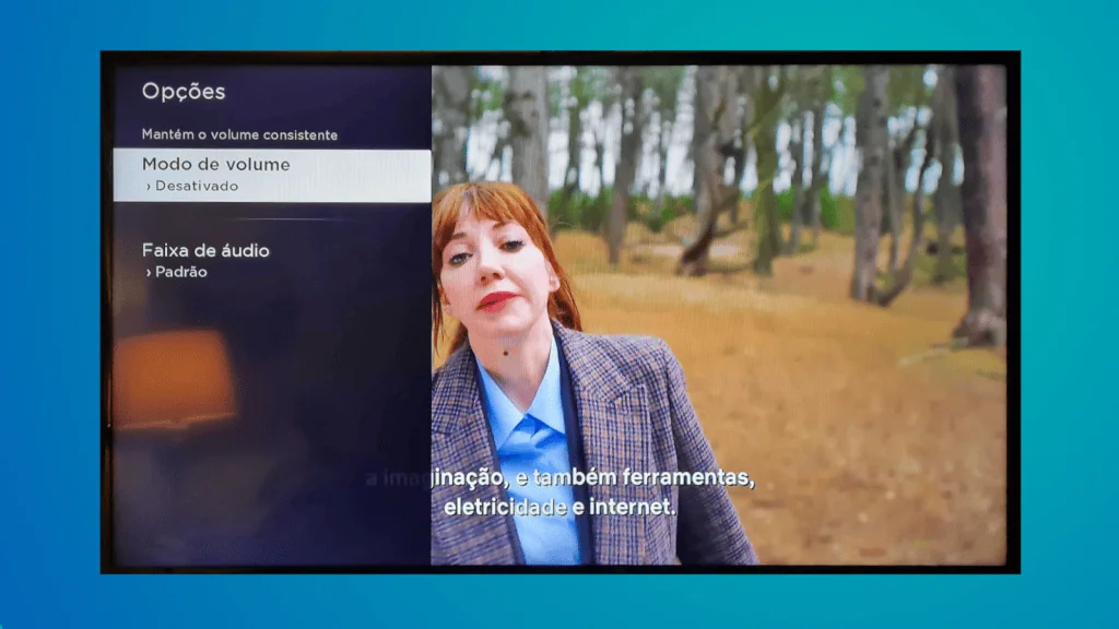 13 dicas e truques para roku express e roku tv Imagem de tela com opções de configuração do roku tv, incluindo volume e áudio, ao lado de uma pessoa na tela.