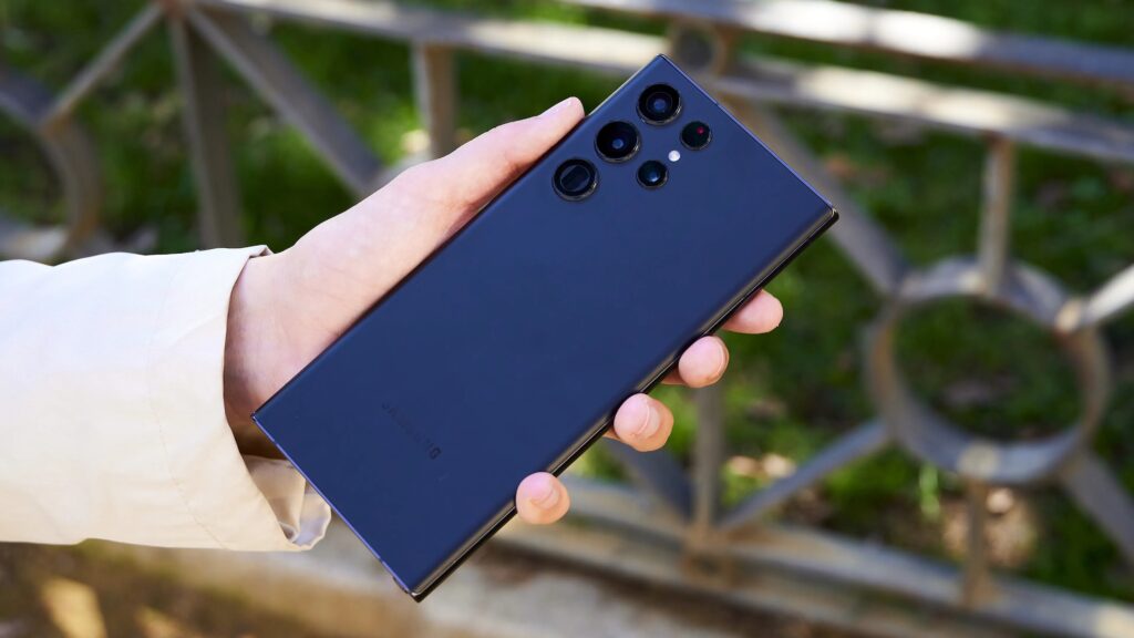 Galaxy s22 ultra x galaxy s23 ultra x iphone 14 pro max: qual comprar? Já a câmera principal do galaxy s23 ultra recebe um salto, se apresentando com 200 mp de resolução. Imagem: computerhoy