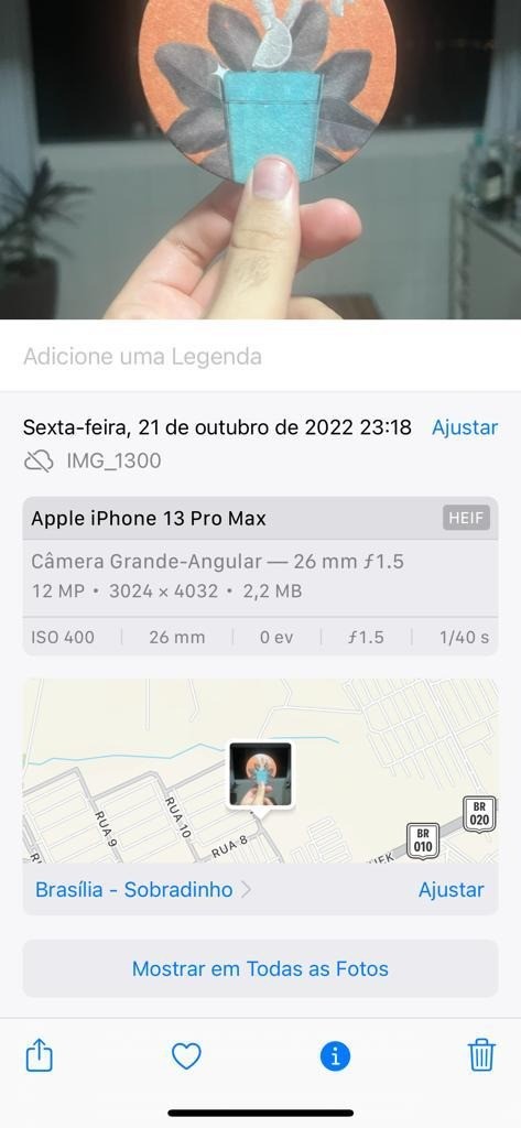 Como ver as fotos em um mapa no iphone Ver onde as fotos foram tiradas pelo mapa pode ser um pouco subjetivo para alguns usuários. Pensando em oferecer informações ainda mais precisas sobre aquele local, como em qual cidade e estado foi feito o registro, basta arrastar aquela foto para cima! Imagem: lucas gomes, smt