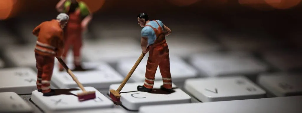 Como limpar pc gamer e fazer a manutenção correta Imagem ilustrativa de faxineiros fazendo manutenção de limpeza de pc gamer