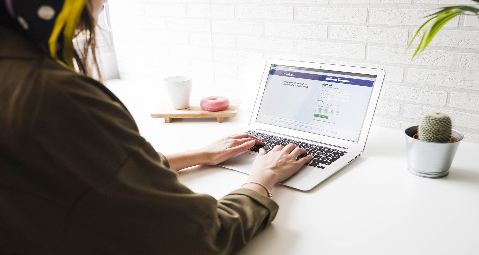 Uma mulher fazendo login no facebook business