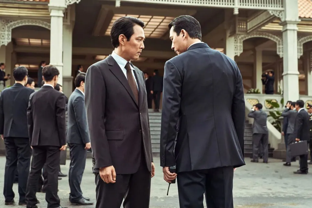 Semana do cinema 2023 terá ingressos no valor de r$10 Filme "operação hunt", dirigido por lee jung-jae, estará em cartaz no brasil em fevereiro. A imagem mostra o ator de terno durante cena de espionagem, conversando com outro personagem.