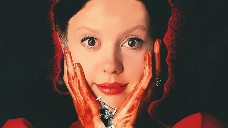 Semana do cinema 2023 terá o filme "pearl" em exibição. Pôster mostra a atriz mia goth olhando para frente com um leve sorriso, e suas mãos estão com sangue, apoiadas nas bochechas.