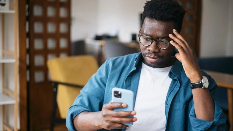 Qual empresa me ligou: como usar o site para identificar telefones Homem tentando identificar telefones que vem recebendo