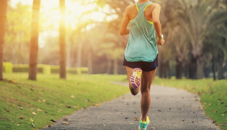 Corrida ao ar livre como aliado contra depressão e ansiedade, promovendo bem-estar e saúde mental.