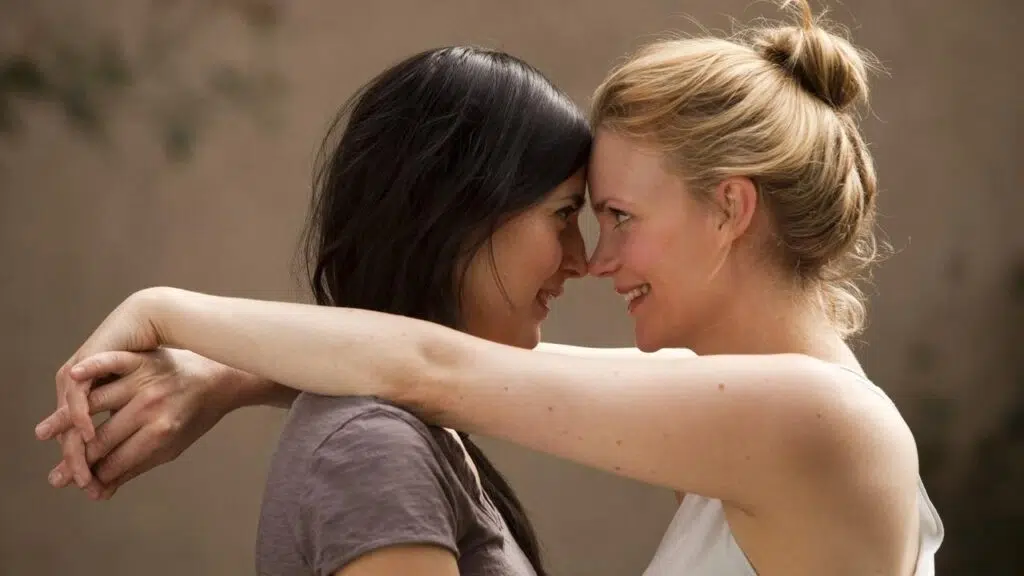 Rostos de duas mulheres com expressão apaixonada, símbolo de filmes lgbtqiap+.