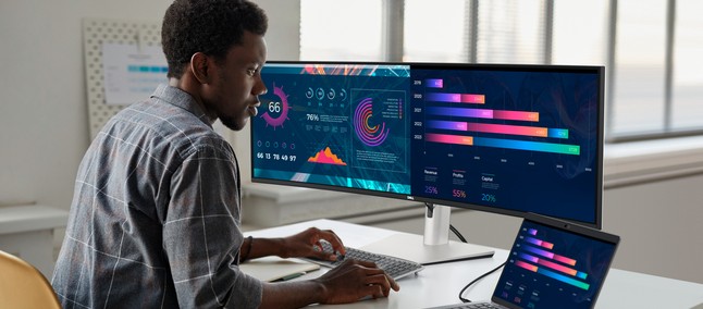 Monitor ultrawide de 49" com tela curva, ideal para profissionais que buscam alta performance e multiscreen.