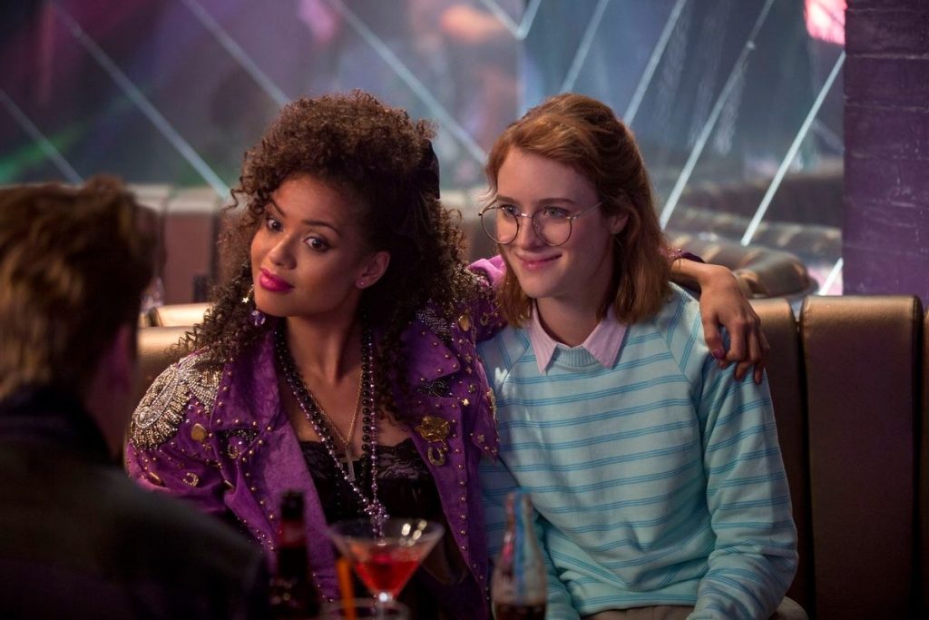 有史以来最好的100个系列 女演员古古·玛芭塔-劳 (Gugu Mbatha-Raw) 在 San Junipero 一集中扮演凯莉 (Kelly),麦肯齐·戴维斯 (Mackenzie Davis) 扮演约克 (Yorkie)