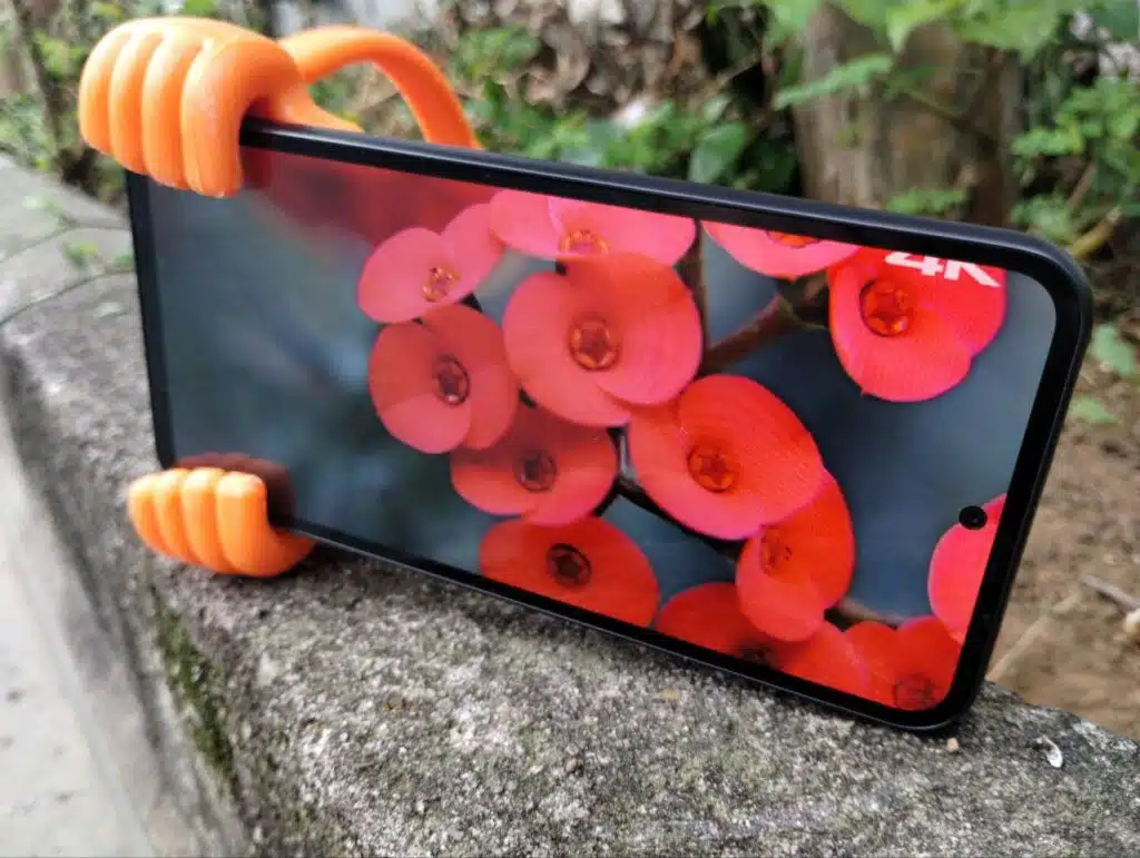 Celular galaxy a54 5g com tela vibrante e design moderno.