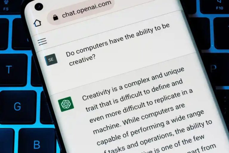 Chatbot de inteligencia artificial OpenAI en teléfono inteligente con rendimiento de teclado azul.