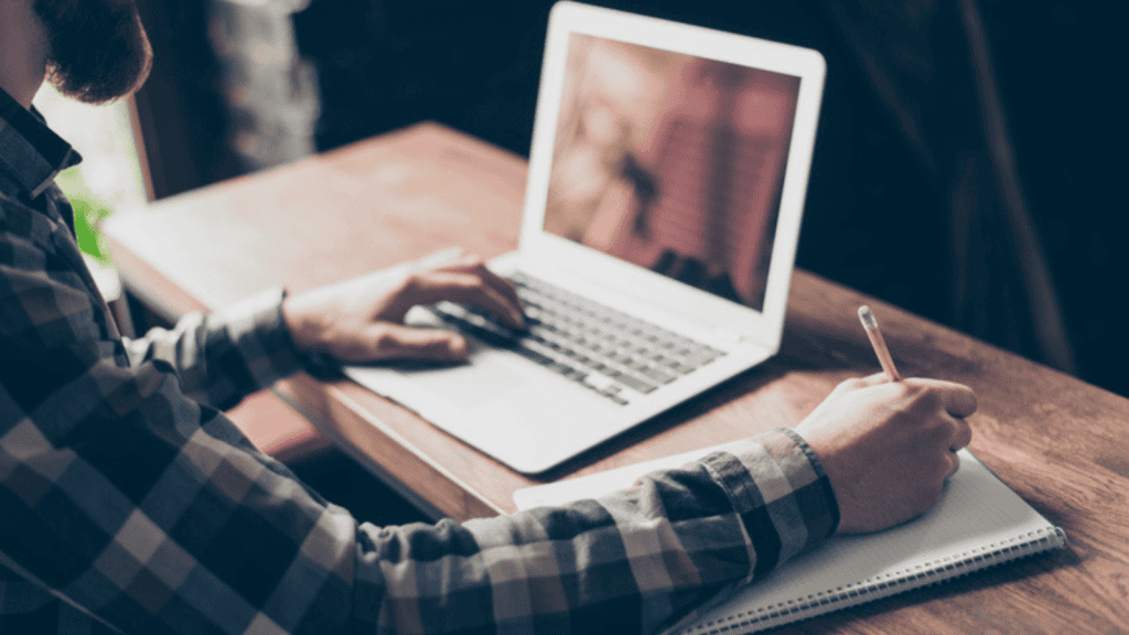 Asistente inteligente para tareas diarias e innovación tecnológica.