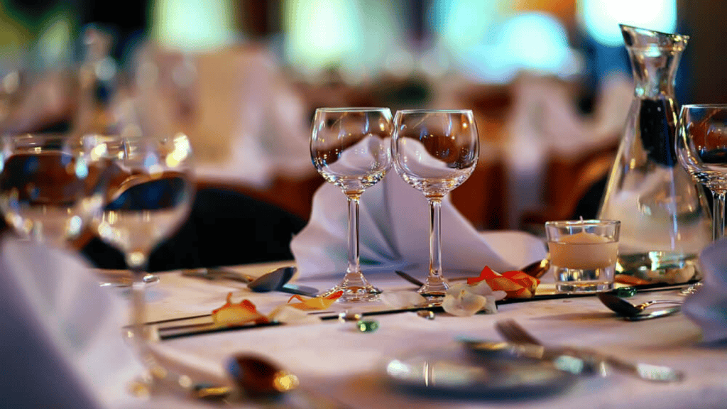 Copas de vino vacías y una decoración sofisticada en un ambiente de restaurante elegante.