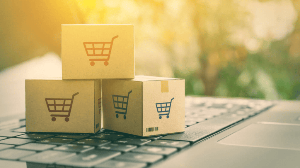 Carritos de compra virtuales y embalajes de productos destacados.