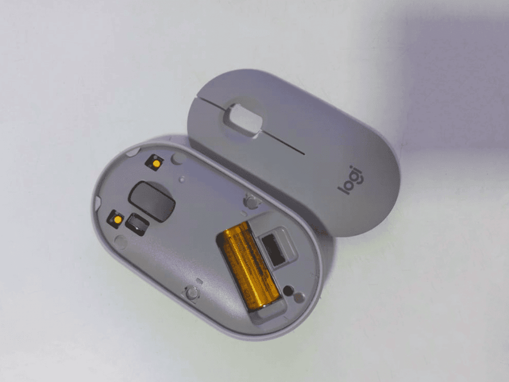 Mouse logitech pebble m350 com design moderno, perfeito para trabalho e lazer, fácil de transportar e usar em qualquer lugar.