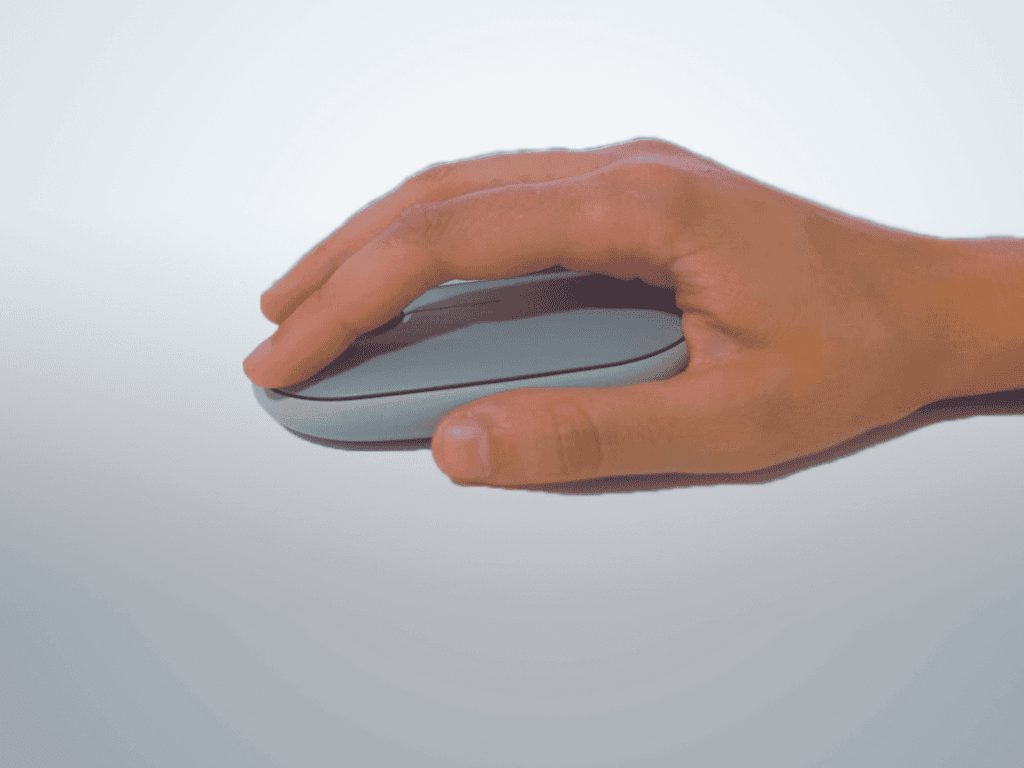 Imagem do logitech pebble m350, mouse sem fio compacto e leve na mão, ideal para escritório ou lazer.