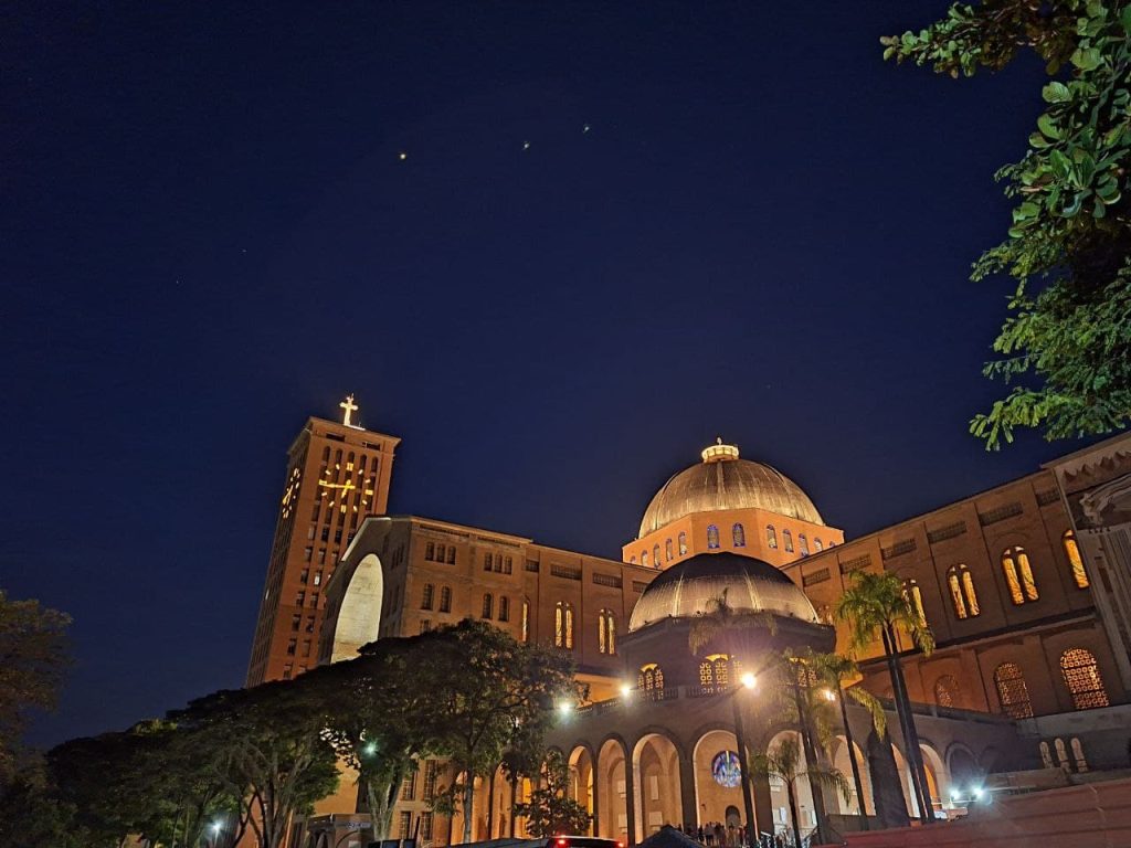 Foto da capela de aparecida e céu no modo nightography