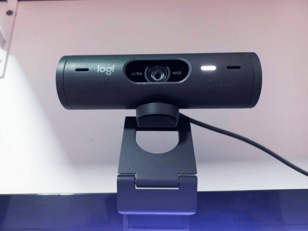 Webcam logitech brio 500 com alta resolução, ideal para videoconferências e trabalho remoto.