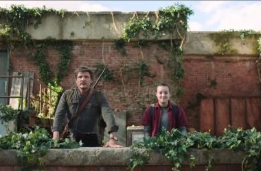 Imagem de dois personagens em cenário urbano com vegetação.