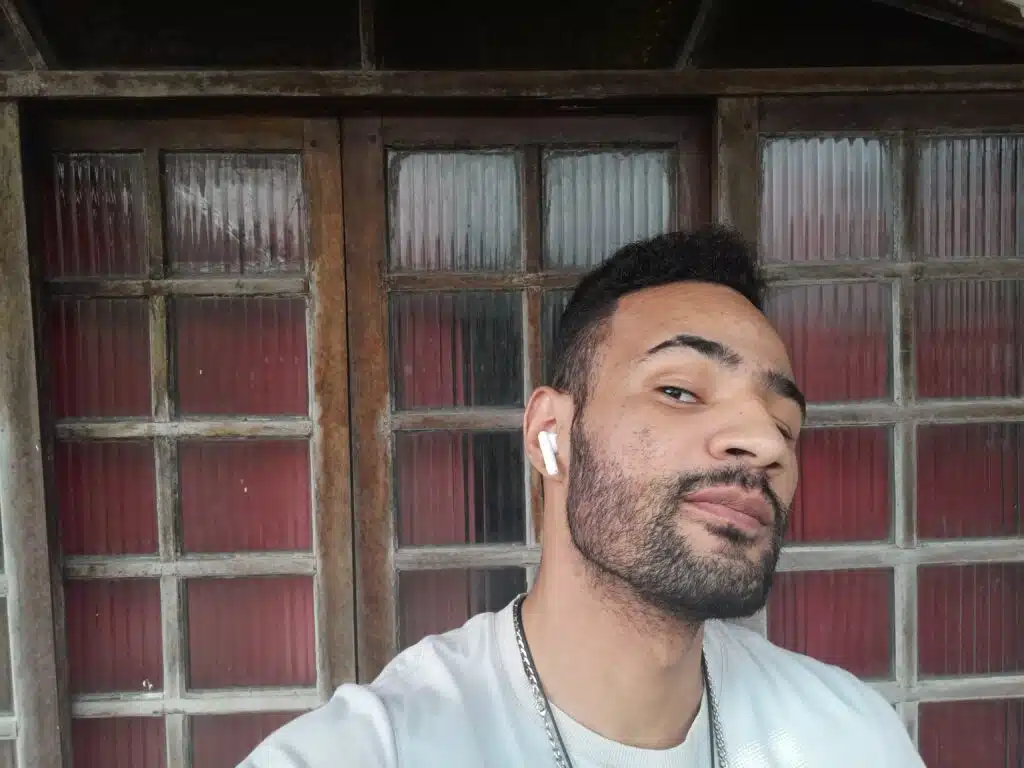 Review: fone de ouvido bluetooth tcl moveaudio s600 Homem usando fone de ouvido bluetooth moveaudio s600 da tcl