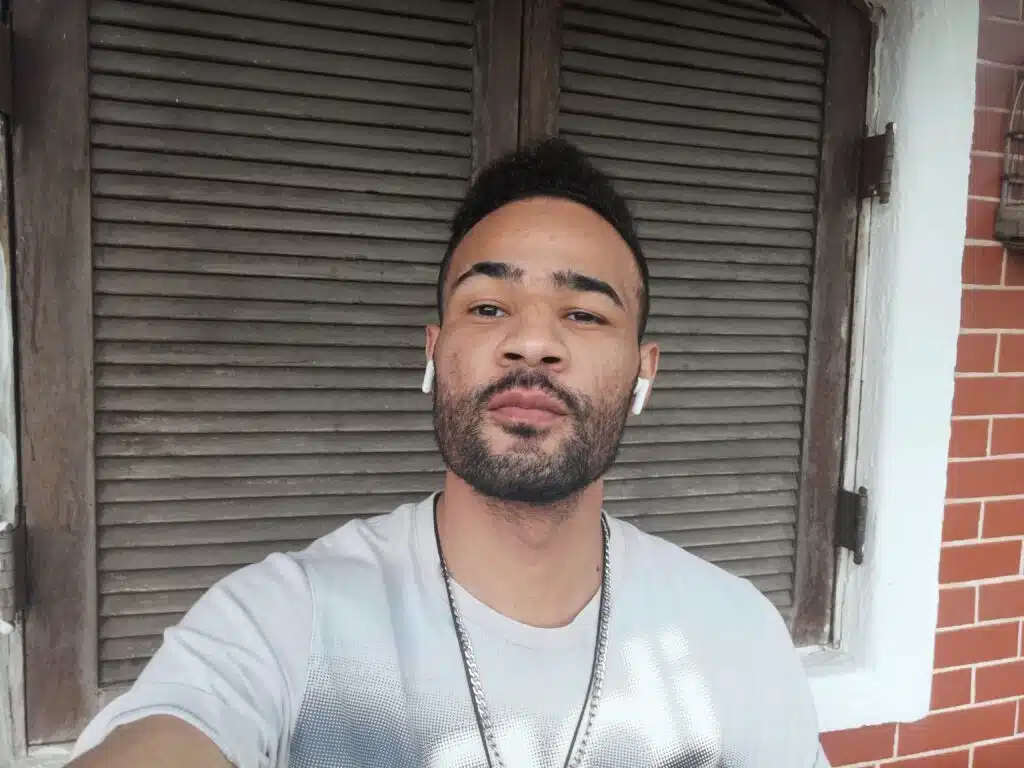 Review: fone de ouvido bluetooth tcl moveaudio s600 Homem usando fone de ouvido bluetooth moveaudio s600 da tcl