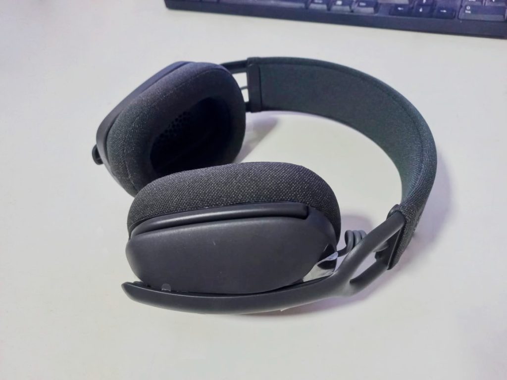 Fone de ouvido bluetooth logitech zone vibe 100, confortável e ideal para trabalho remoto e vídeo chamadas.