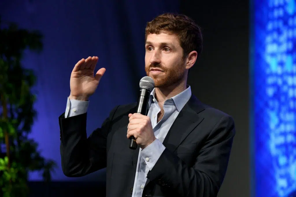 Carta contra ai: elon musk e especialistas pedem pausa no desenvolvimento Tristan harris assinou a carta que alerta sobre os riscos no desenvolvimento de ias