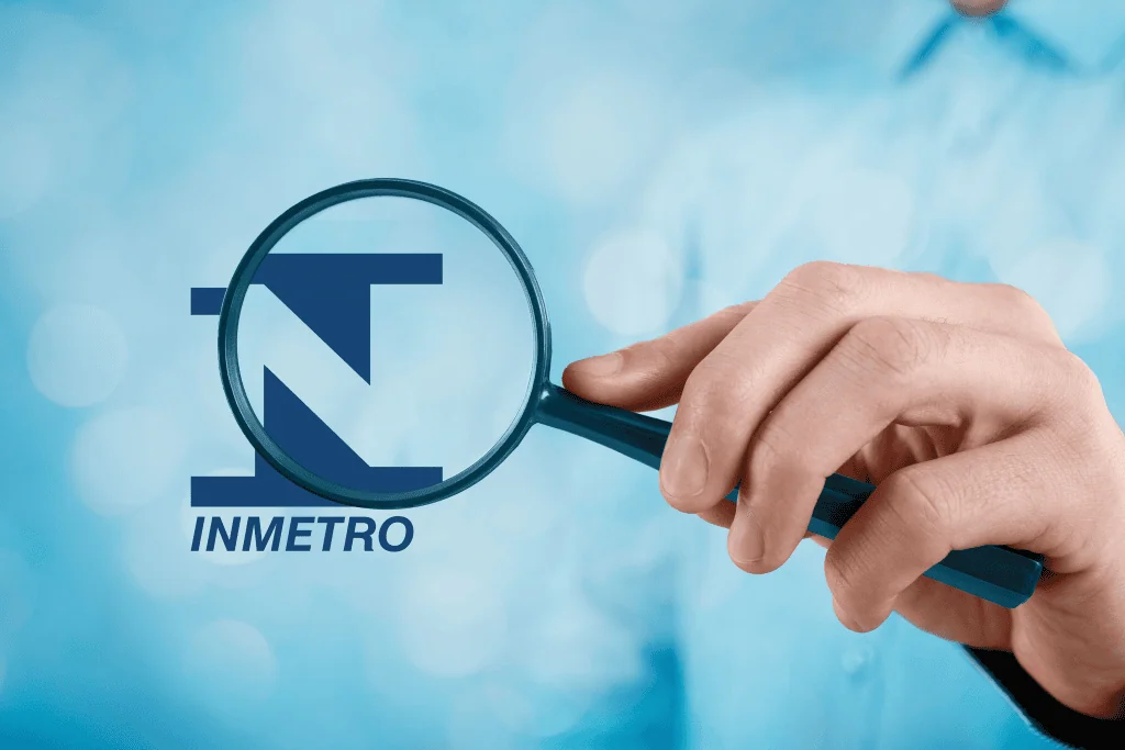 4k, 8k, led, qled, oled e outras: qual tv gasta mais energia? A imagem destaca uma lupa em cima do simbolo do inmetro