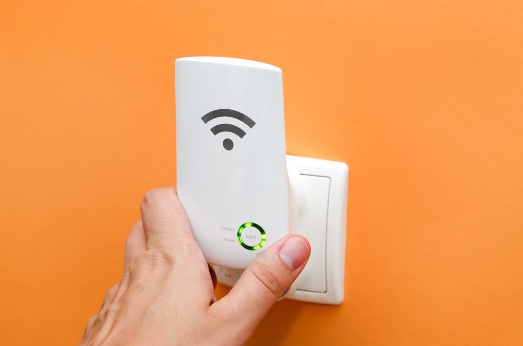 5 razões para não ter um extensor ou repetidor de Wi-Fi. Muitas vezes o repetidor de Wi-Fi pode ser um vilão no momento de distribuir internet na sua casa. Entenda alguns motivos e confira soluções!