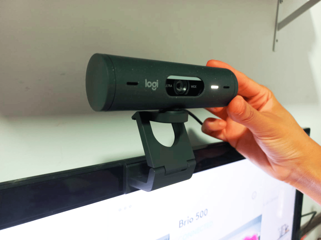 Review: webcam logitech brio 500, essencial para o trabalho remoto. A webcam logitech brio 500 traz uma série de funcionalidades interessantes para o trabalho remoto por um baixo preço, mas vale a pena investir? Descubra lendo o review.