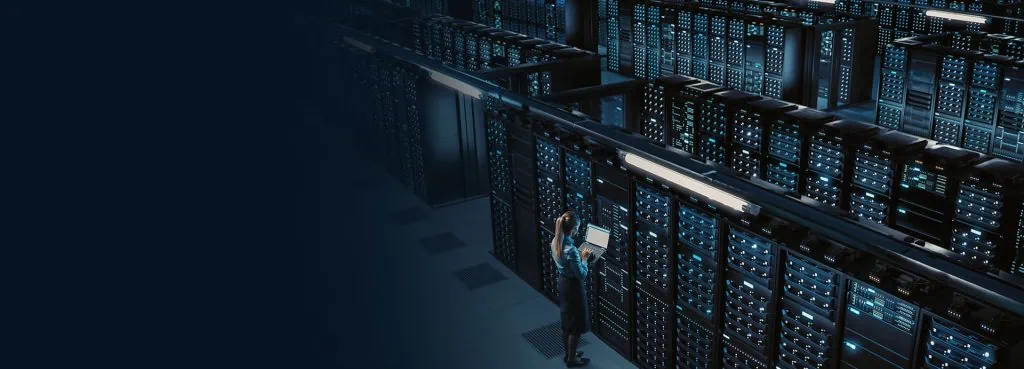 Novas cpus intel xeon de 4ª geração prometem ganho de 53% em performance Mulher trabalhando em servidor