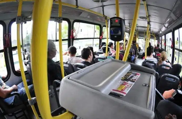 Profesi apa yang akan digantikan oleh ais? Dan kapan? pintu putar bus kosong