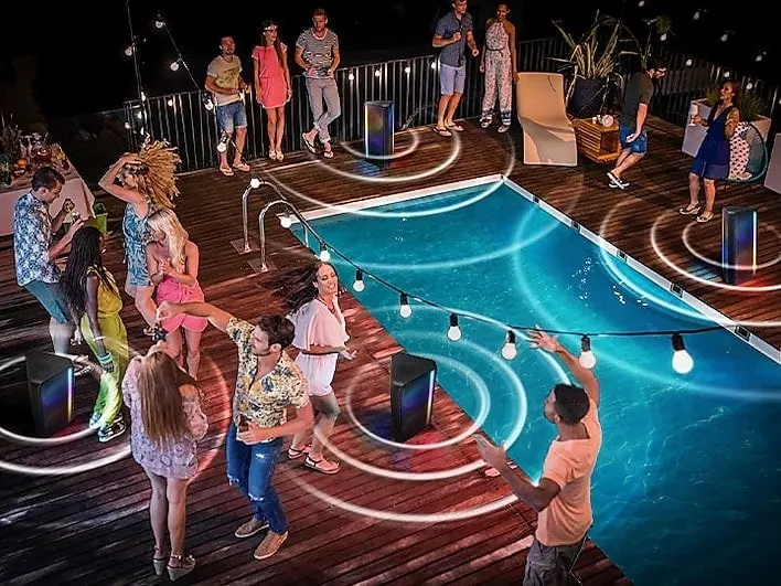 Review: sound tower samsung mx-st45b traz som impecável e mobilidade A sound tower sendo usada em duplas na beira da piscina em uma festa