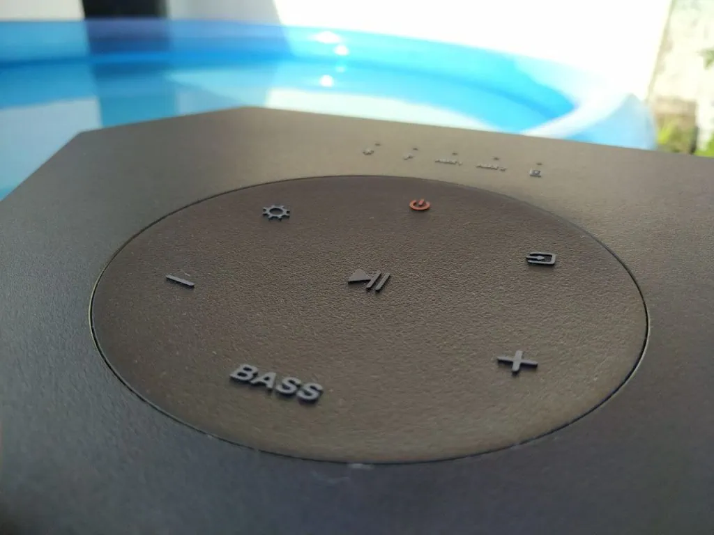 Review: sound tower samsung mx-st45b traz som impecável e mobilidade Parte superior da sound tower da samsung com os botões principais