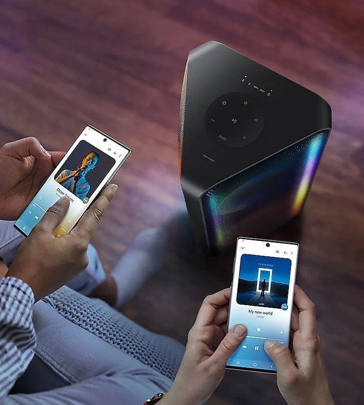 Review: sound tower samsung mx-st45b traz som impecável e mobilidade Ilustração da sound tower sendo usada por mais de um smartphone