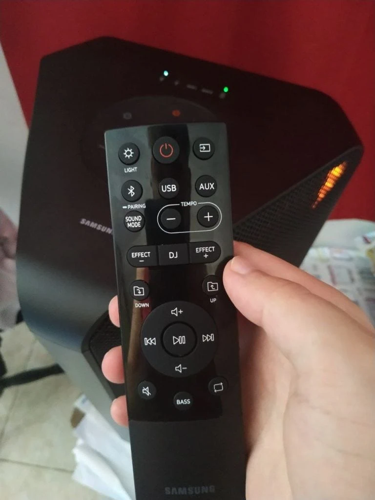 Review: sound tower samsung mx-st45b traz som impecável e mobilidade Controle remoto da sound tower da samsung