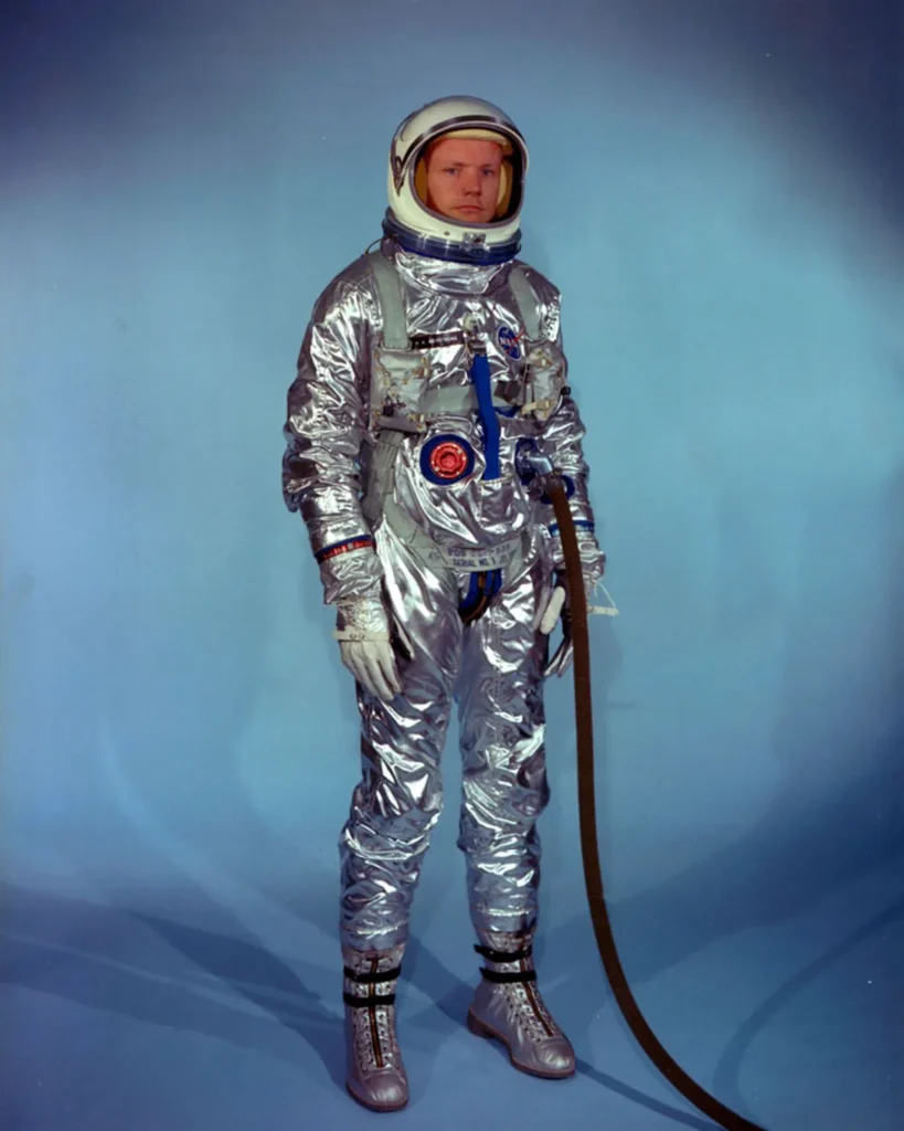 Neil Armstrong usando traje da missão Gemini 4