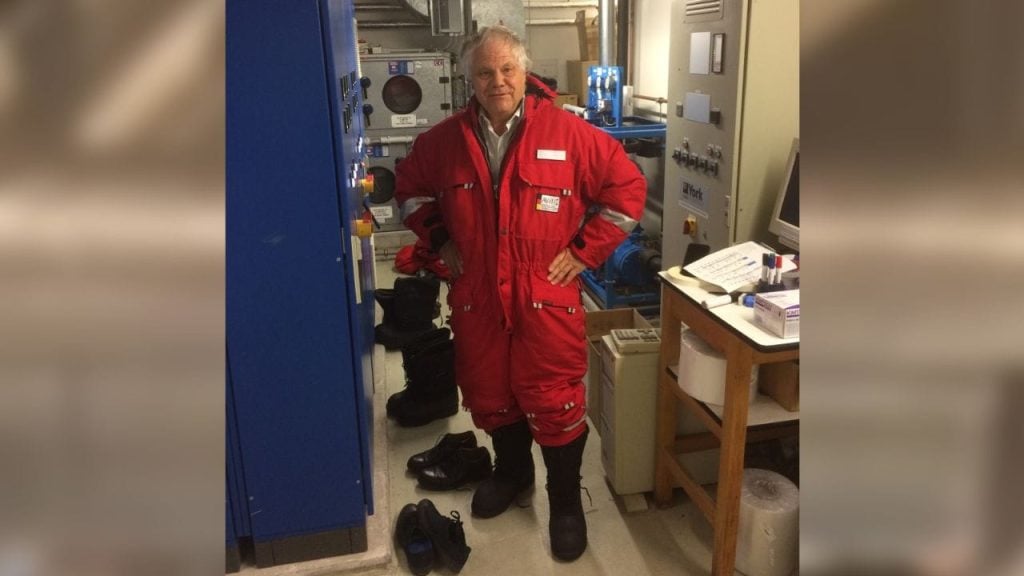 Jean-michel claverie, cientista entrevistado pela cnn, aparece de macacão verde em laboratório em que analisou o vírus zumbi.