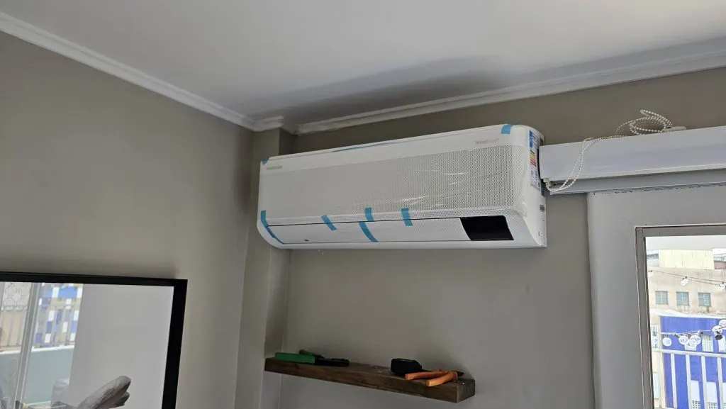 Review: ar-condicionado split inverter samsung windfree connect A peça interna é instalada com apenas 2 parafusos e necessita de um furo na parede