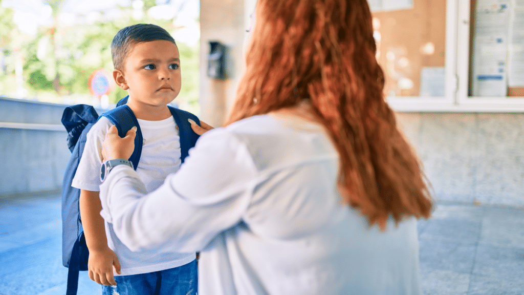 Criança falando com um adulto na escola