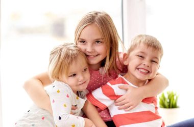 Imagens de crianças felizes e apoiadas, promovendo confiança no aplicativo de cuidados infantis.