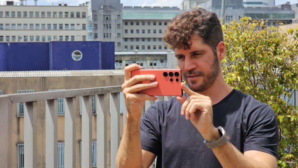 Homem usando galaxy s23 ultra para tirar selfie perfeita