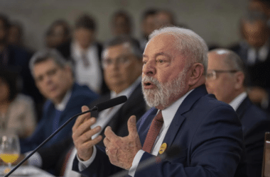 Lula diz que ataques em escolas aumentaram devido a jogos de tiro. Presidente se envolveu em polêmica ao conectar jogos famosos com casos que ocorreram recentemente no país. Comunidade gamer repudiou comentários e espera explicação