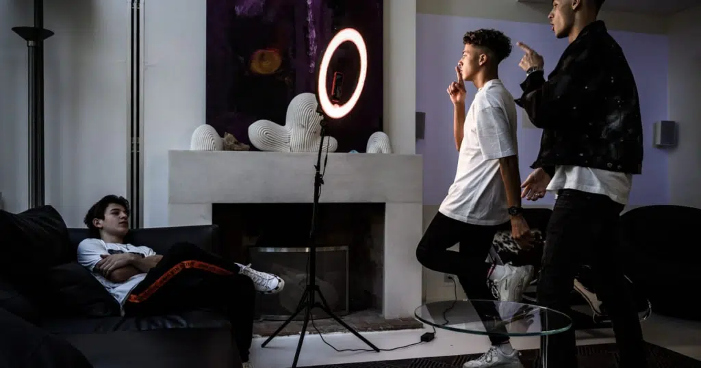 Projeto de lei na frança quer regular influenciadores digitais Projeto de lei na frança estúdio