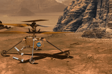 Helicóptero da nasa explorando superfície marciana, com relevo rochoso e montanhas ao fundo.