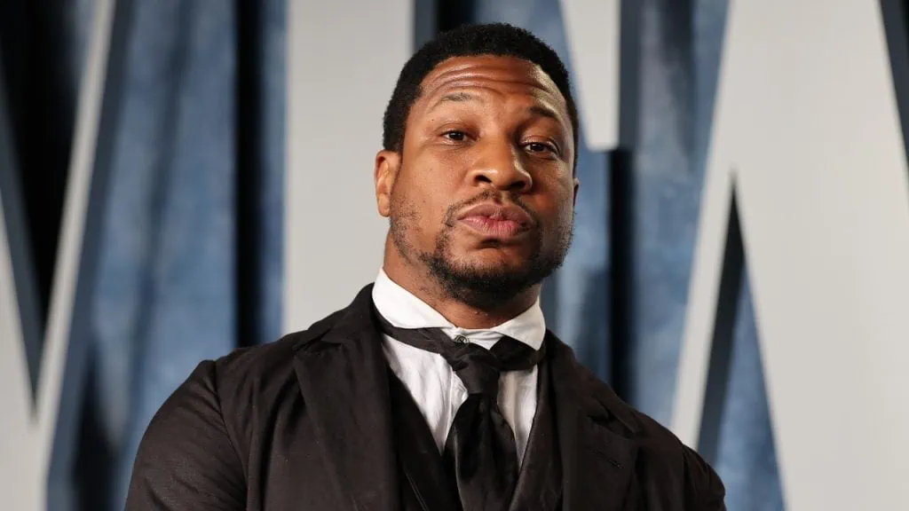 Jonathan majors, ator, acusado de violência doméstica e assédio, destaque em marvel.