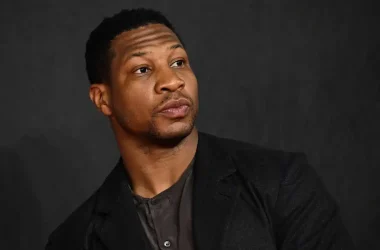 Ator jonathan majors enfrenta novas acusações de violência doméstica e assédio
