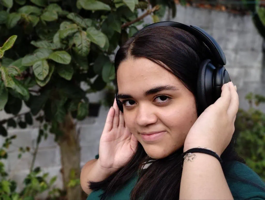 Review: soundcore life q30, alta qualidade e bom preço às vezes combinam Soundcore life q30 usado por garota branca em meio às árvores