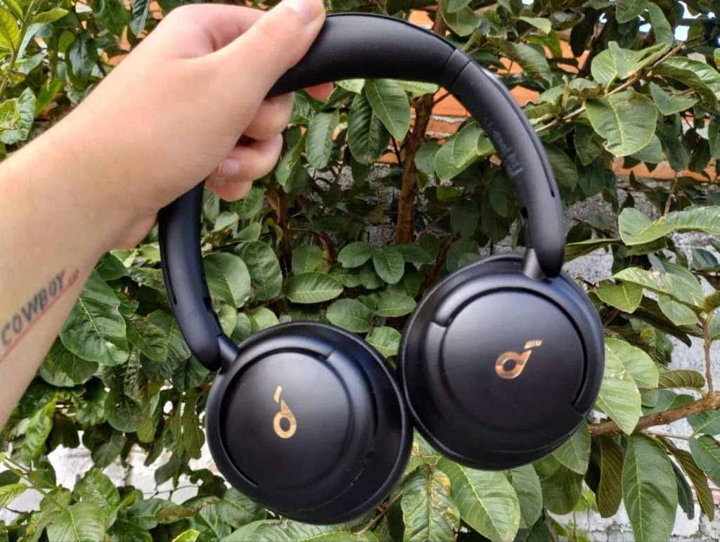 Review: soundcore life q30, alta qualidade e bom preço às vezes combinam Soundcore life q30 na cor preta em meio às árvores