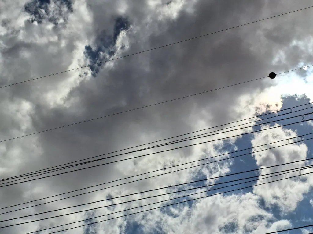 Review: galaxy m54 5g, um intermediário de respeito Foto das nuvens tiradas com o galaxy m54