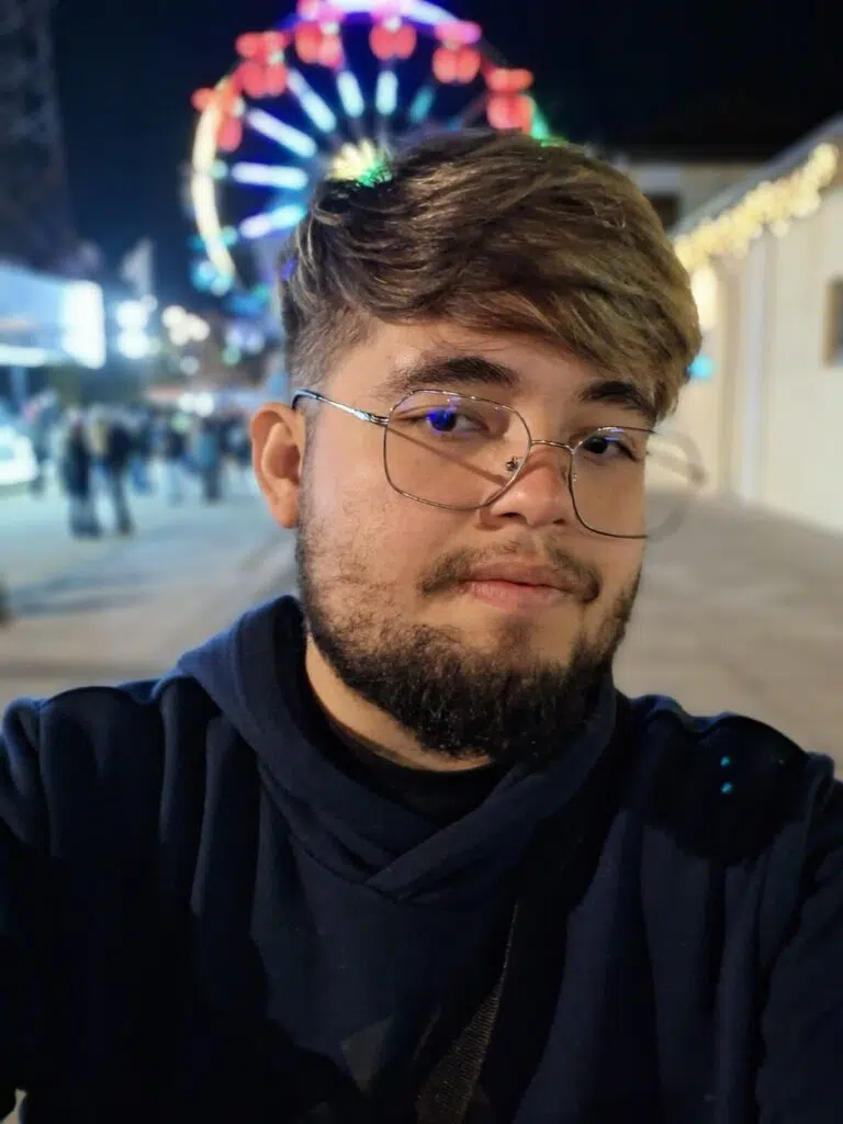 Review: galaxy m54 5g, um intermediário de respeito Selfie tirada com o galaxy m54 de noite com uma roda gigante ao fundo